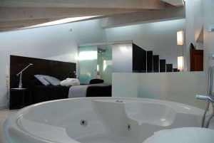 Habitación con bañera de hidromasaje en Zamora